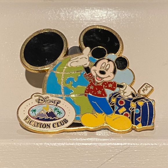 🌎 Disney Vacation Club Member Pin 2008 Mickey Travels Globe with Suitcase 🧳DVC - Picture 2 of 6